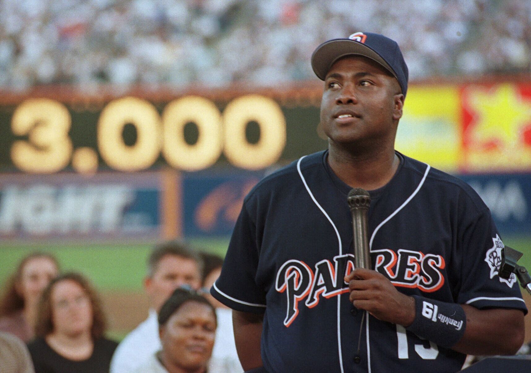 1999: Tony Gwynn becomes 22nd major leaguer to reach 3,000 hits